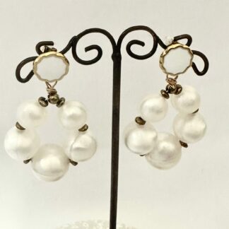Boucles d’oreilles perles nacrées blancs