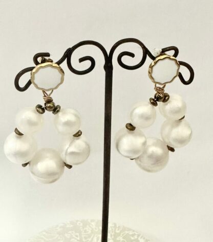 Boucles d’oreilles perles nacrées blancs