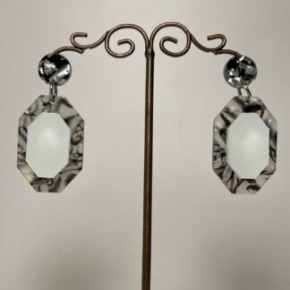Boucles d’oreilles héxagonale grises blanches