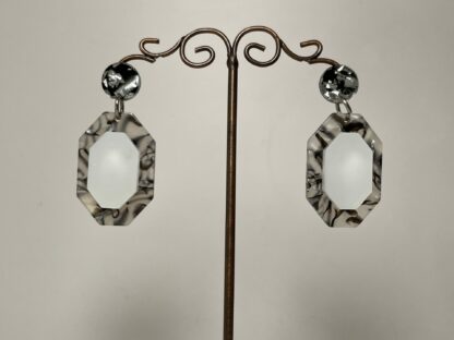 Boucles d’oreilles héxagonale grises blanches