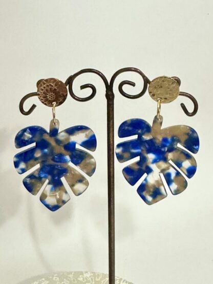 Boucles d’oreilles bleues marbrées feuilles